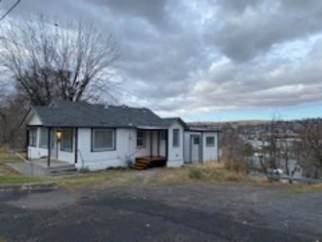 Building Photo - Charming 2 Bedroom Home on Corner Lot
