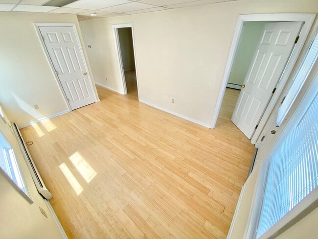 Building Photo - 3 Bedroom in Burlington: LAUNDRY, OFF STREET PARKING, STORAGE, FLEXIBLE LEASE DATES
