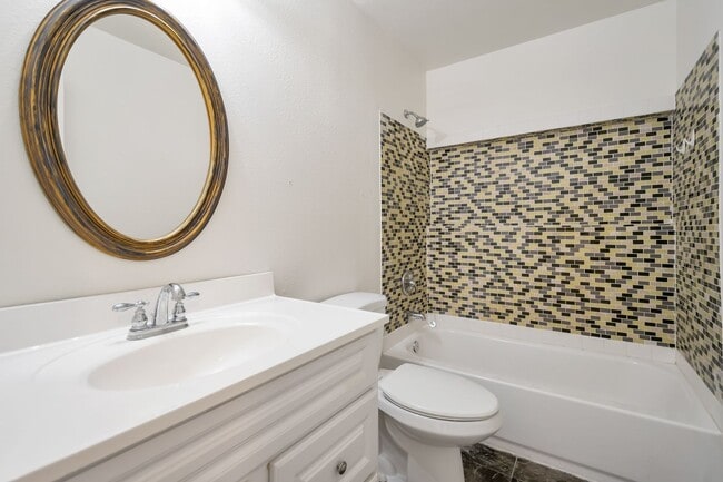 Building Photo - 6 Bed/4.5 Bath Home Close to ASU