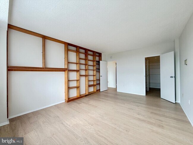 Building Photo - 4141 Henderson Rd