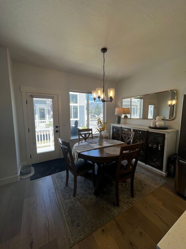 Building Photo - Beautiful Vinyard Townhouse