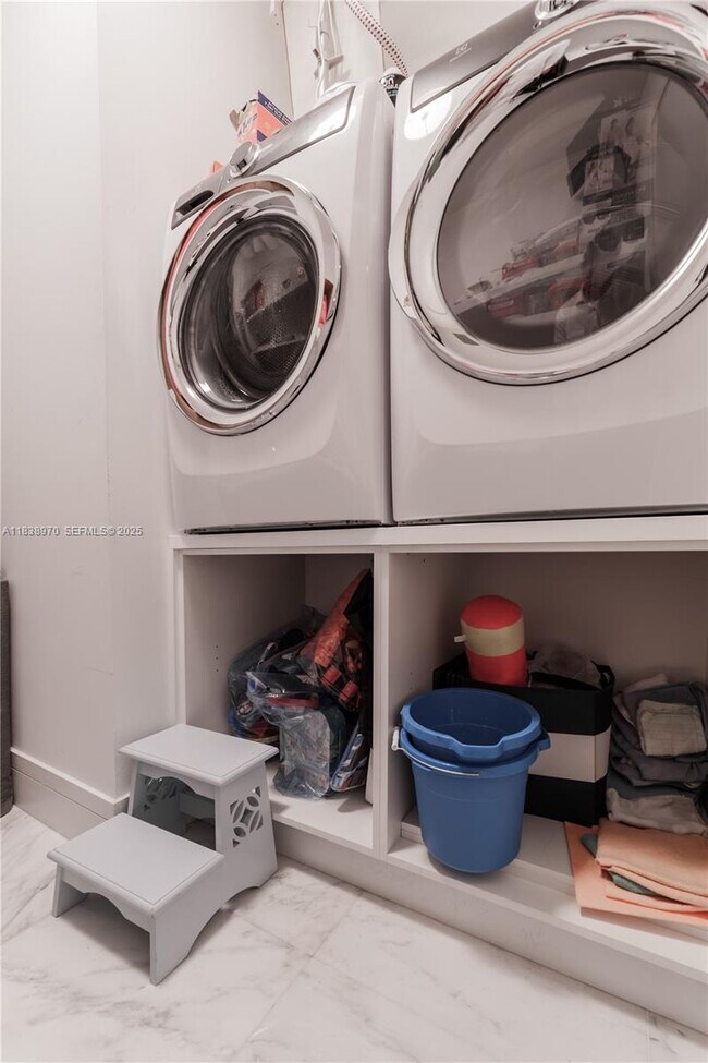 Building Photo - 17141 Collins Ave