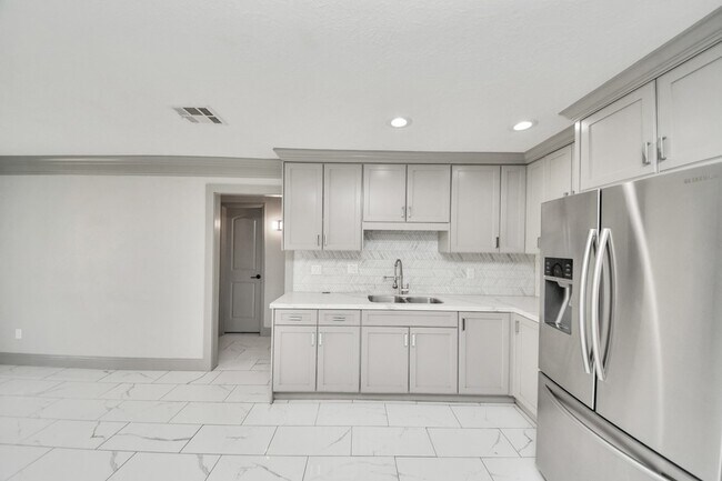 Building Photo - 4503 Hollybrook Ln