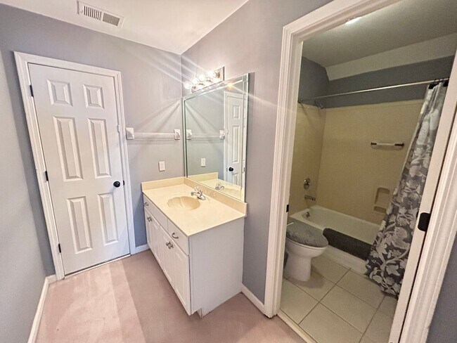 Building Photo - Beautiful Collierville home tucked away in...