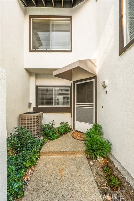 Building Photo - 15 Silver Glade Dr