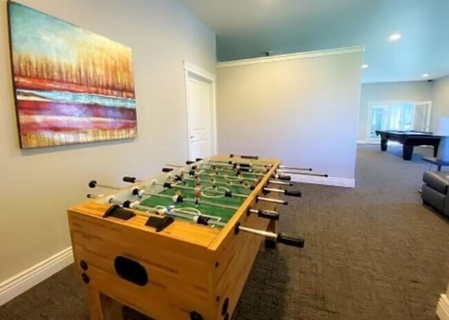 Building Photo - Great 3 Bed 2 Bath Sandy Condo!!