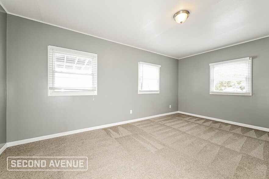 Building Photo - 1926 Sloan Ave