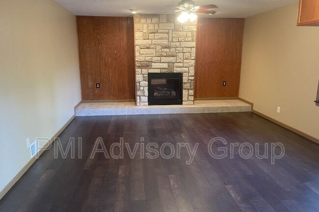 Building Photo - 2213 SE Davies St