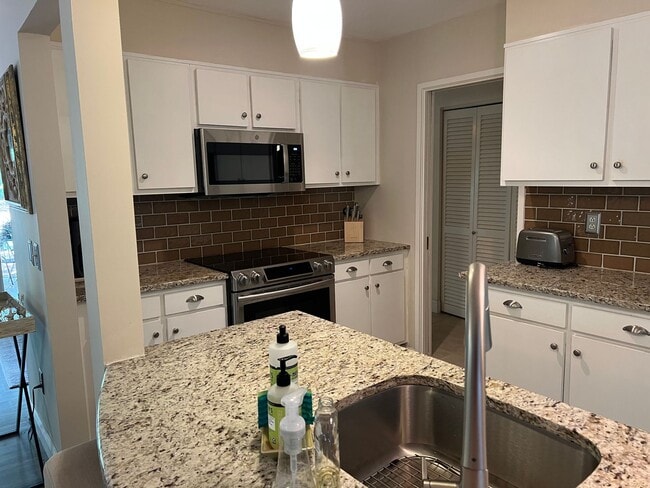 Building Photo - Walk to the beach from this 2BR FURNISHED ...