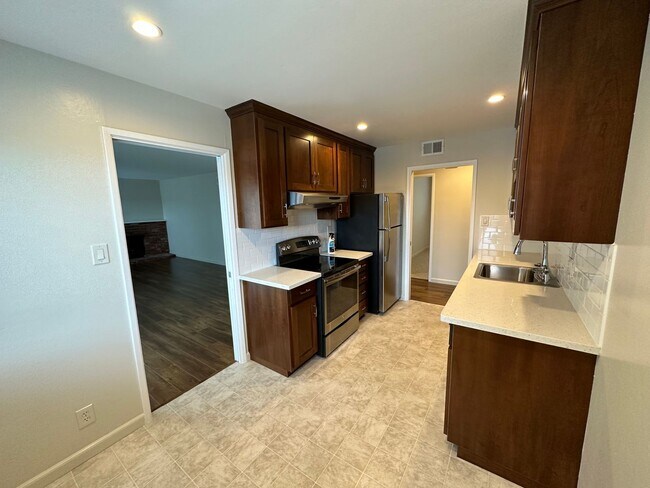 Building Photo - 3600 Crestmoor Dr