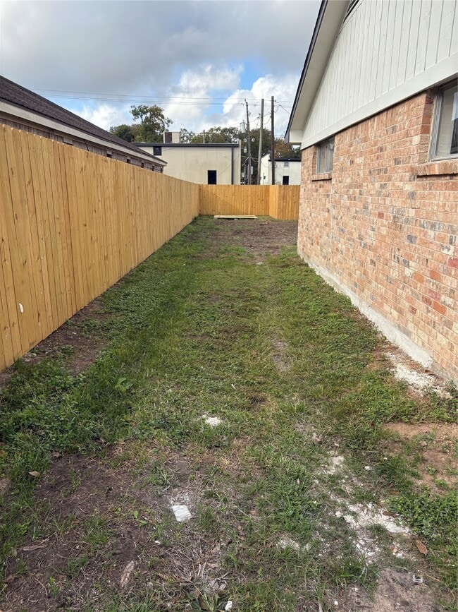 Building Photo - 704 S 10th St