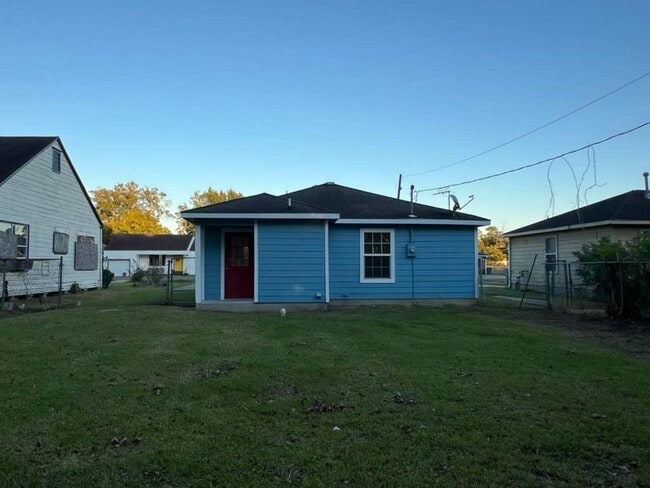 Building Photo - Very well maintained 2 bed 1 bath - move i...