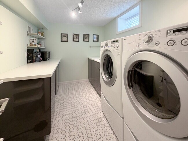 Building Photo - Gorgeous 3-Bed/2 Bath in the Heart of Saint Louis Park - Dogs Welcome!