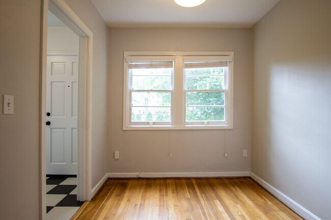 Building Photo - Charming NW 1-Bed Ready Late August!