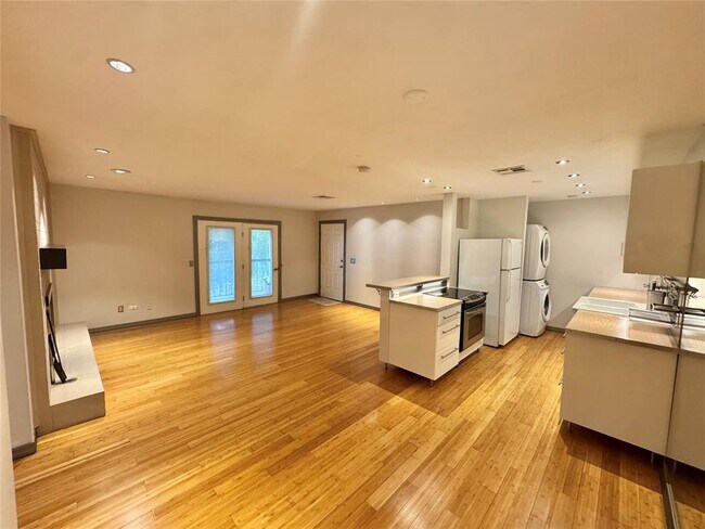 Building Photo - 4400 Hemingway Dr