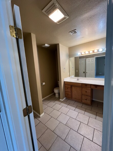Building Photo - 2542 W 66th Pl