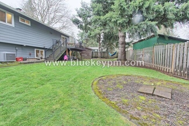 Building Photo - 4 Bed, 3 Bath Split Level Home in Sherwood