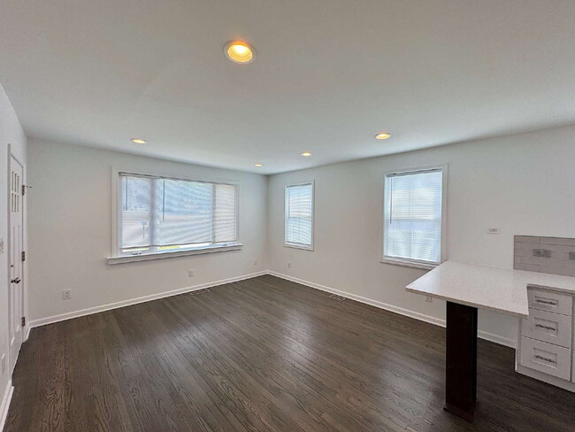 Building Photo - Stylish Updated Home Just Minutes from Downtown Raleigh!
