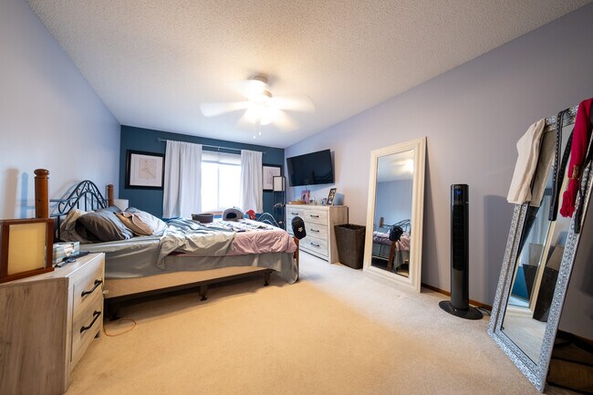 Building Photo - 4222 Goldenrod Ln N