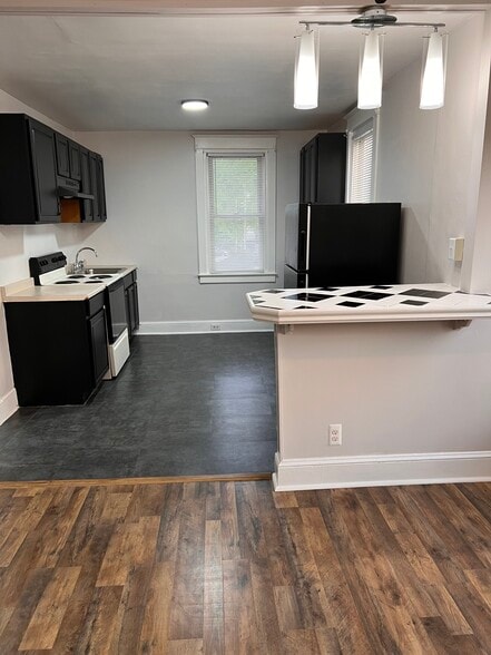 kitchen with island bar - 340 E Broadway Ave