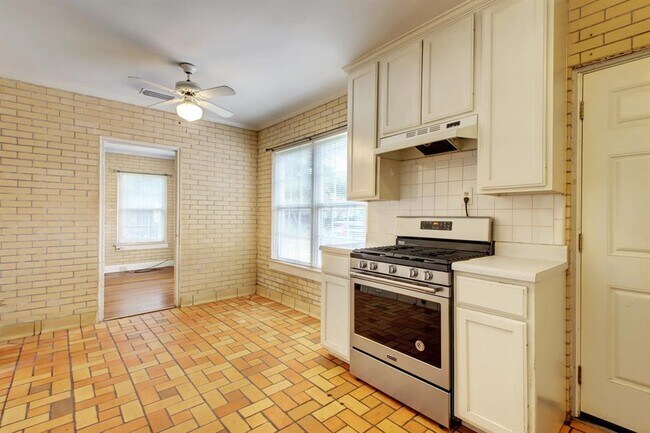 Building Photo - 1408 W 47th St