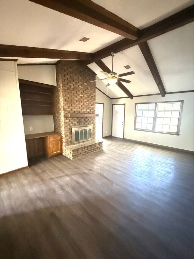 Building Photo - ** 4 bed 2 bath located in Woodmere Park *...
