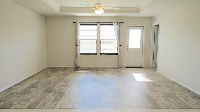 Building Photo - Open Floorplan in Fort Worth