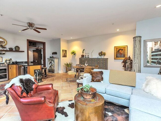 Building Photo - High end stunning condominium located at t...