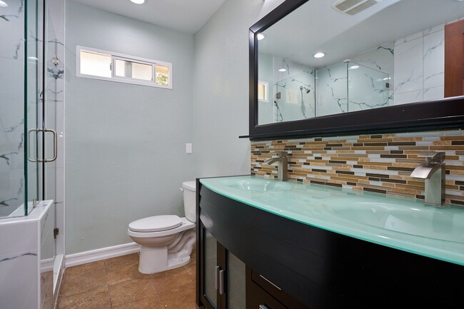 Building Photo - Aqua Vista - Entertainers Playhouse