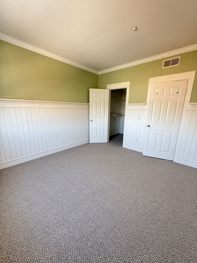 Building Photo - Great 2 bedroom unit upstairs nobody above you!