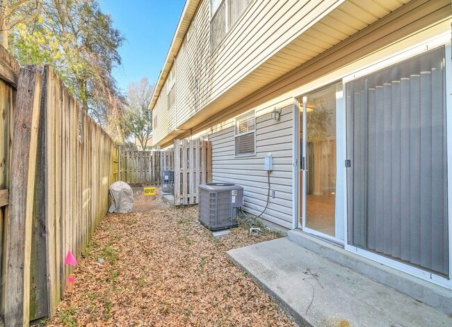 Building Photo - FWB Townhome