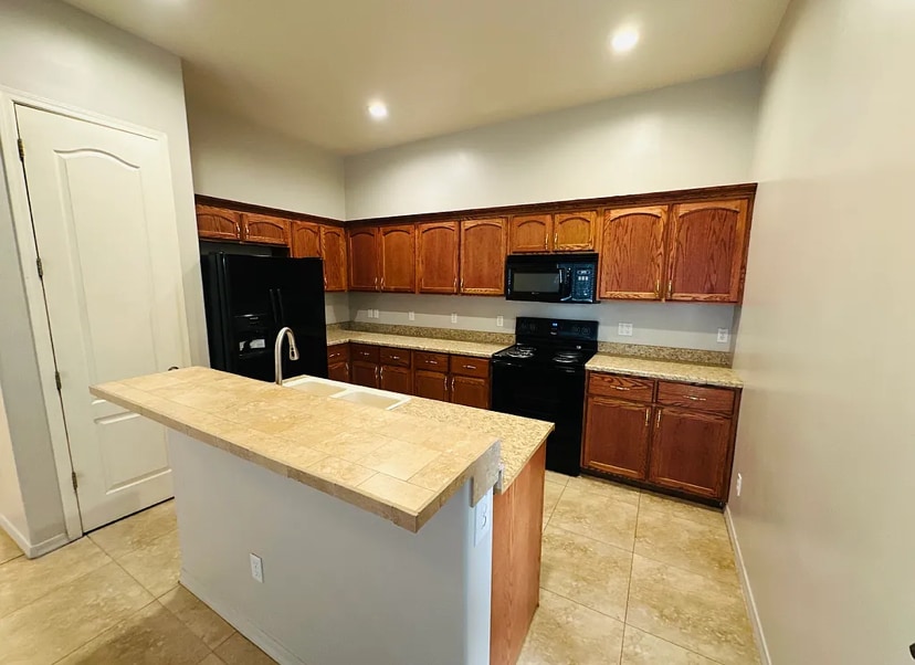 Building Photo - 1417 E Lupine Ave