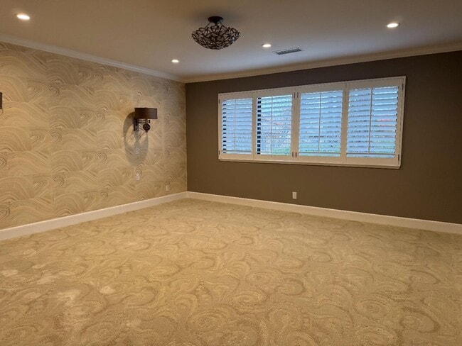 Building Photo - 1125 Royal Ln