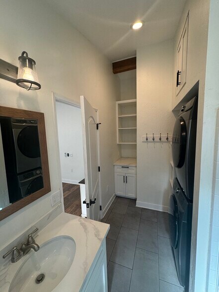 Building Photo - 1208 Little Oaks Ln