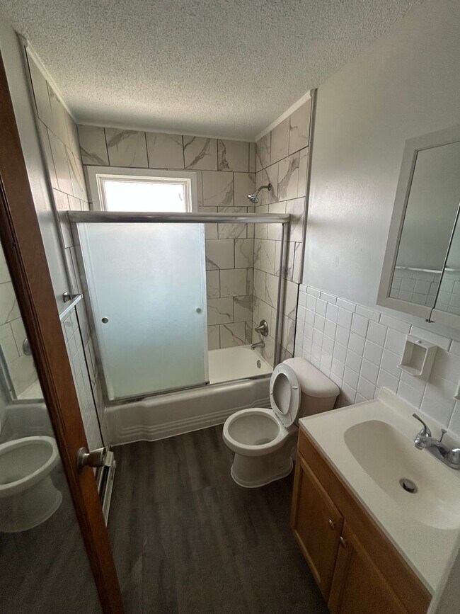 Building Photo - 2 bed 1 bath townhome located in Speedway