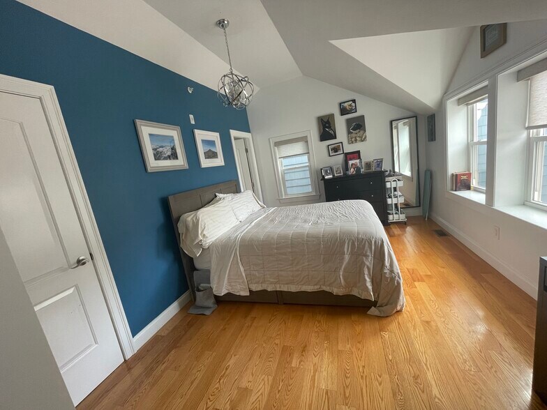 Master (2nd floor) - 11 Oakland St