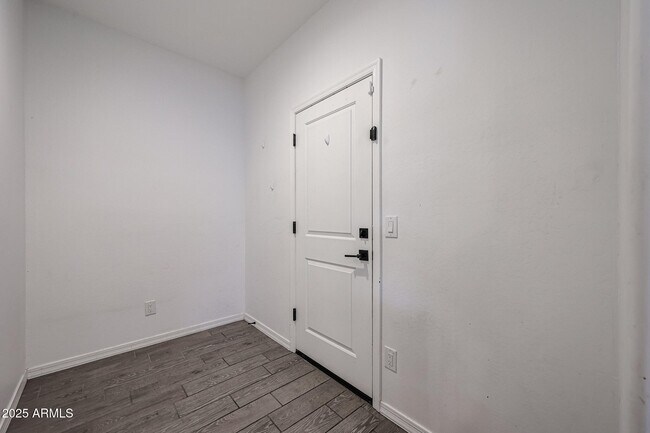 Building Photo - 3332 W Dunbar Dr