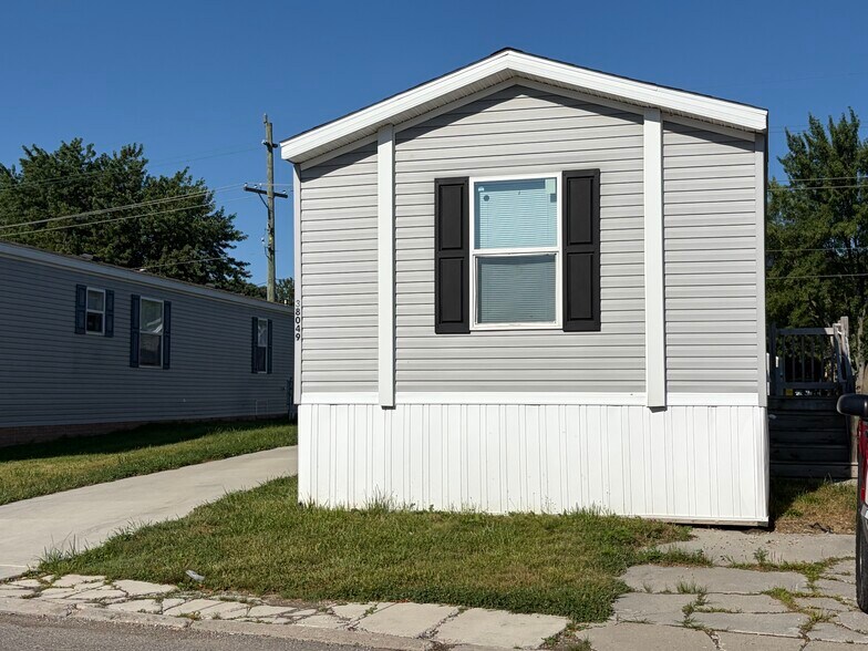 Building Photo - 38049 Ducharme Dr