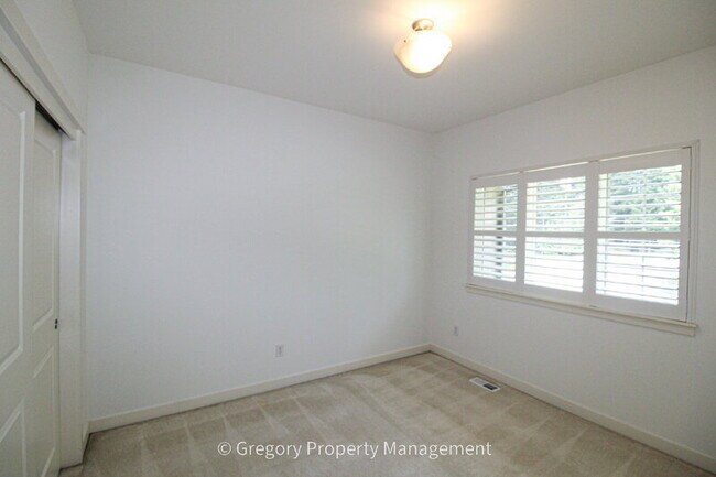 Building Photo - 13824 N Creek Dr