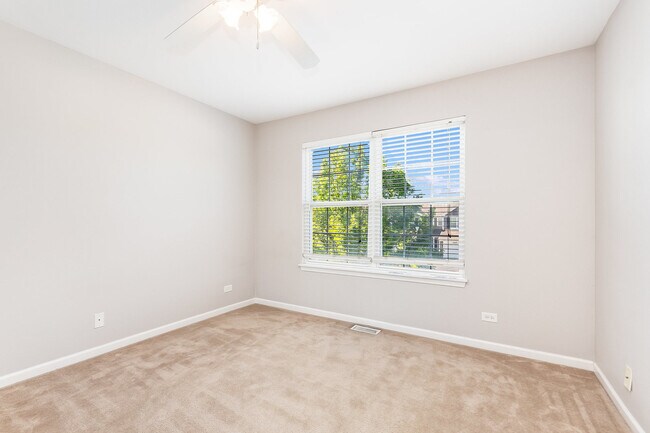 Building Photo - 2404 Golf Ridge Cir