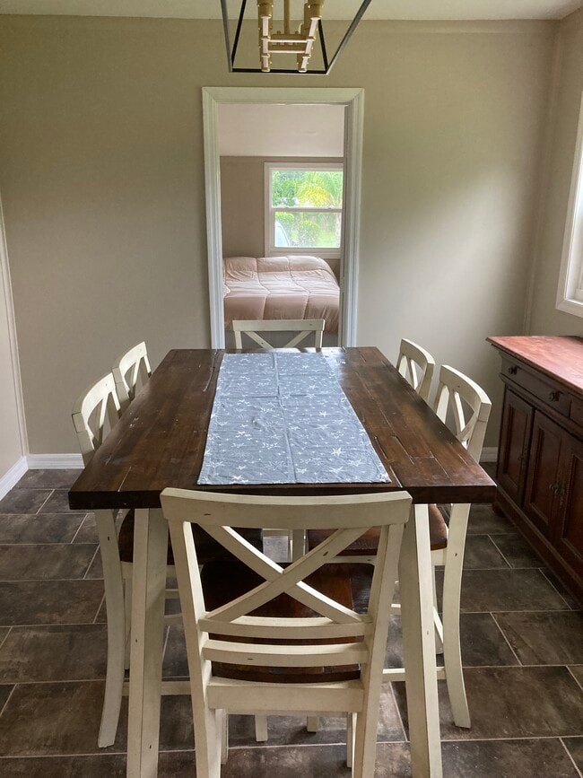 Building Photo - 1561 5th Ct