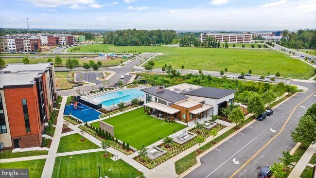 Building Photo - 43443 Croson Ln