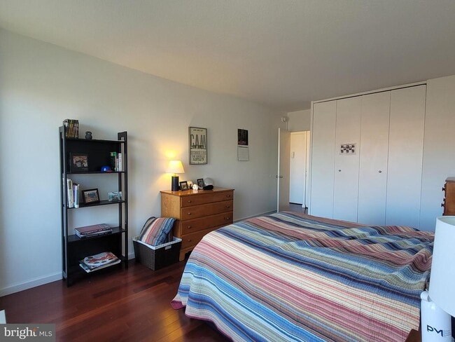 Building Photo - 200 Locust St