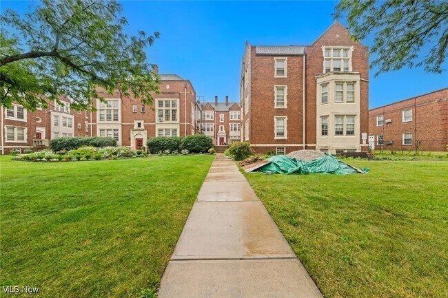 Primary Photo - 15610 Van Aken Blvd