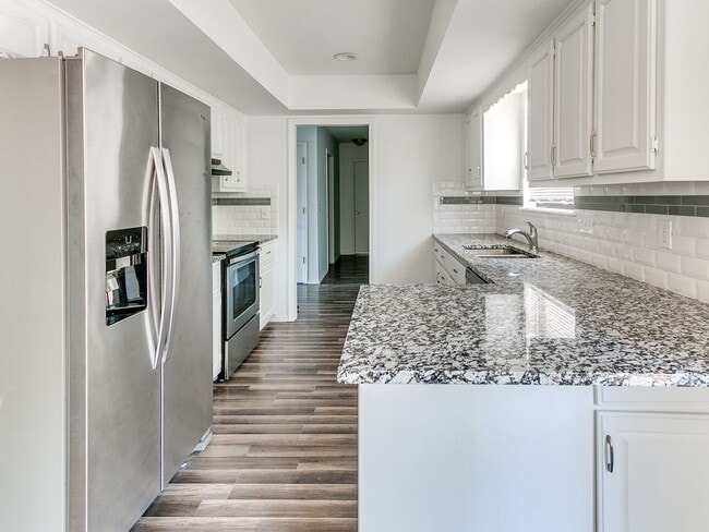 Building Photo - Beautiful 4 bedroom in South Tulsa and Union School District