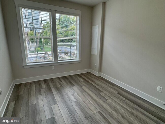 Building Photo - 201 Pomegranate Ln