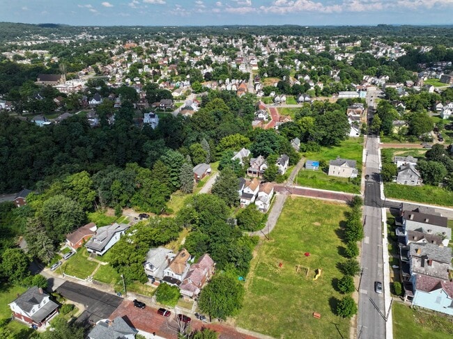 Building Photo - Renovated Large 4 Bedroom House in McKeesp...
