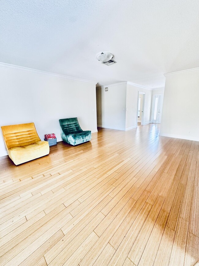 Building Photo - 17768 Maplewood Dr