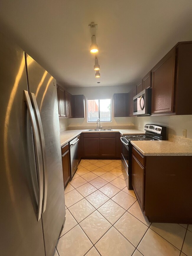 Building Photo - 3 bedroom 2.5 bath townhome for rent