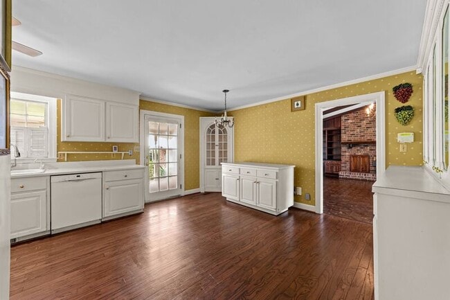 Building Photo - 221 Magnolia Ln